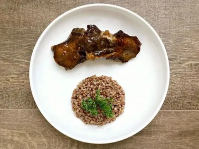 Слайсы из говяжьего языка с гречкой