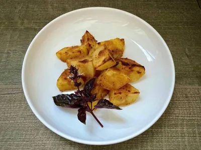 Картошка с соусом из томатов и базилика