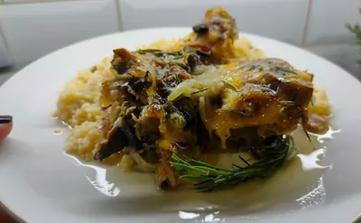 Тушеная курица с грибами и сыром