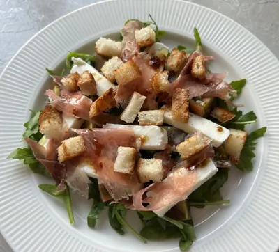 Салат с хамоном и руколой