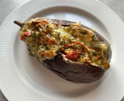 Битые баклажаны с сыром и помидором