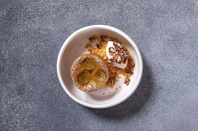 Яблочный пирог с карамельным пеканом