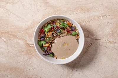 Зеленая гречка с грибами и соусом