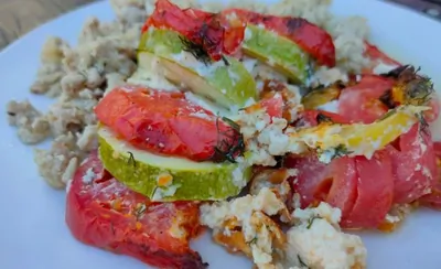 Запеканка из кабачков, помидоров и домашнего творога