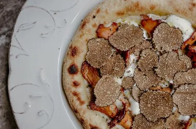 Лепешка с лисичками и страчателлой