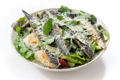 Дачный салат со скумбрией на мангале