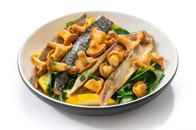 Скумбрия на мангале с кабачками и лисичками