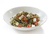 Гречка с помидорами, песто и фетой