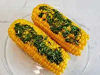 Отварная кукуруза со сливочным маслом и зеленью