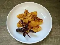 Картошка с соусом из томатов и базилика