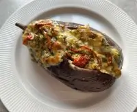 Битые баклажаны с сыром и помидором