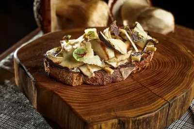 Брускетта с белыми грибами и кремом из картофеля