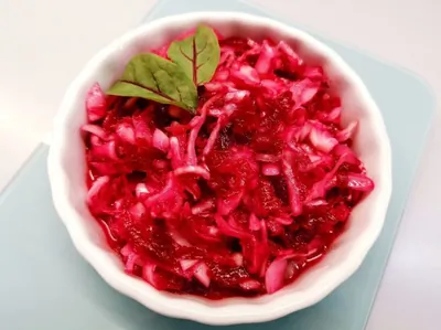 Салат из квашеной капусты со свеклой