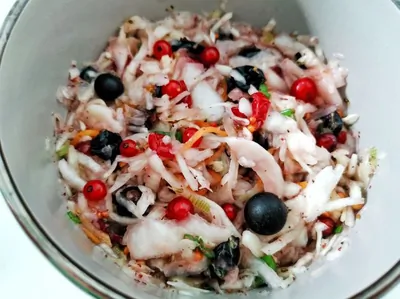 Салат из квашеной капусты с ягодами