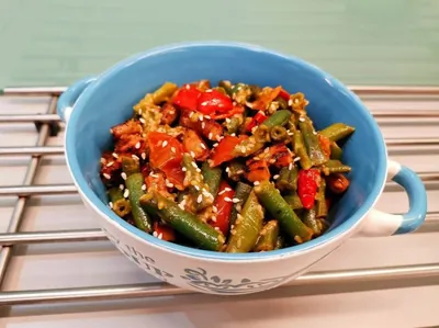 Овощное рагу с колбасой