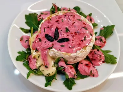 Сыр бри с ягодным кремом