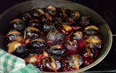 Сливы, запеченные с чесноком и розмарином