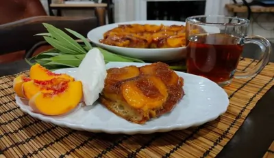 Пирог-перевертыш с персиками, карамелью и корицей