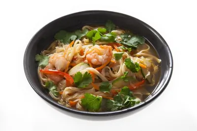 Традиционный филиппинский суп пансит с яичной лапшой