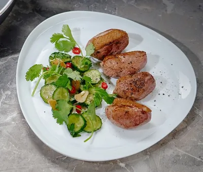 Утиная грудка с салатом из огурцов