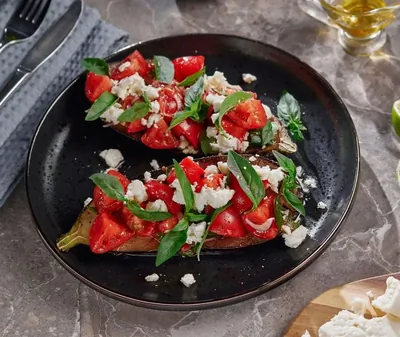 Баклажан вок с томатами и греческим сыром