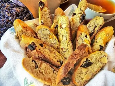 Кантуччи с миндалем и цукатами