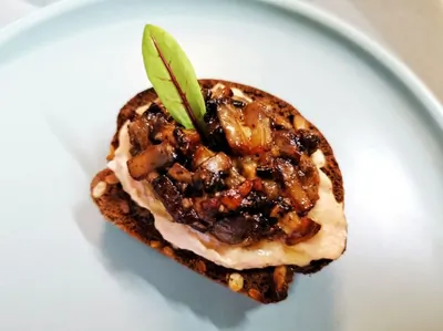 Бутерброд с паштетом и грибами