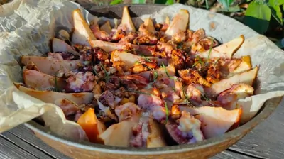 Фрукты с сыром и орехами