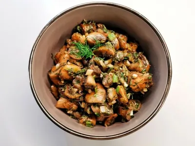 Шампиньоны с чесноком и перцем халапеньо