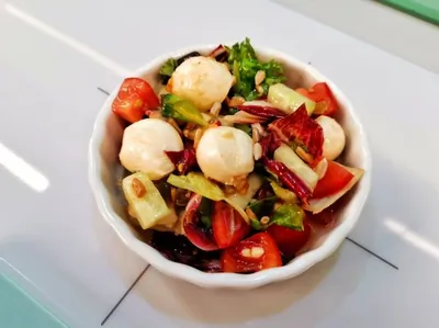 Салат с моцареллой и перцем халапеньо