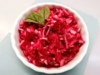 Салат из квашеной капусты со свеклой