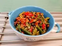 Овощное рагу с колбасой