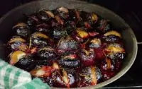 Сливы, запеченные с чесноком и розмарином