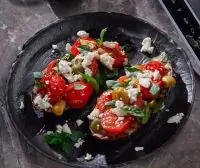 Баклажан на гриле с томатами и греческим сыром