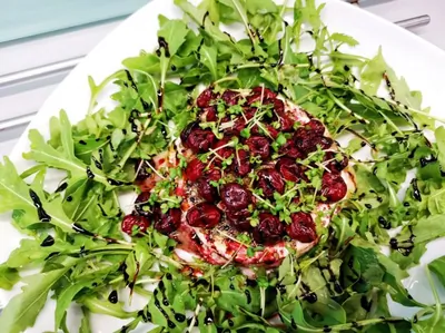 Сыр бри, запеченный с вишней