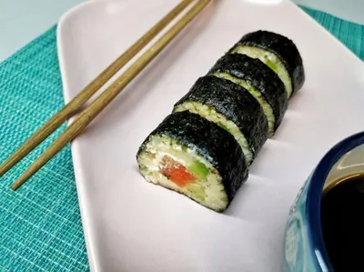 Кето-роллы из цветной капусты с лососем