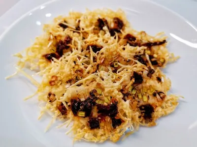 Сырные кето-чипсы с вялеными томатами