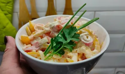 Салат с крабовыми палочками, перцем и помидором