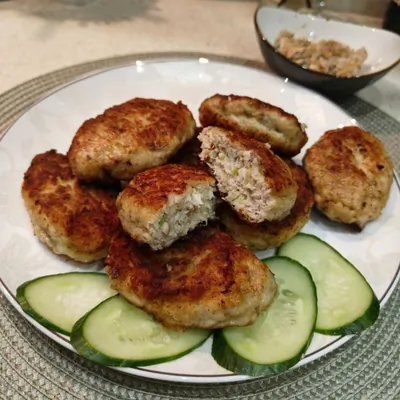 Куриные котлеты с кабачком и шампиньонами