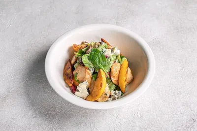 Куриный салат с айвой и сыром дорблю