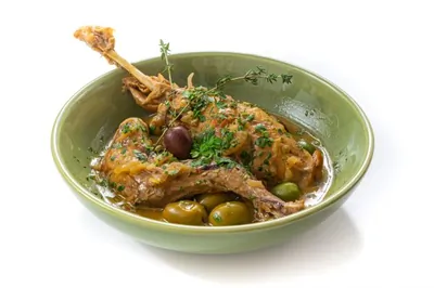 Фрикасе из кролика с оливками