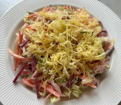 Овощной салат с курицей и картофелем пай