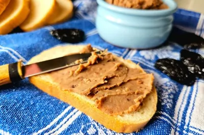 Фасолевый паштет с черносливом в коньяке