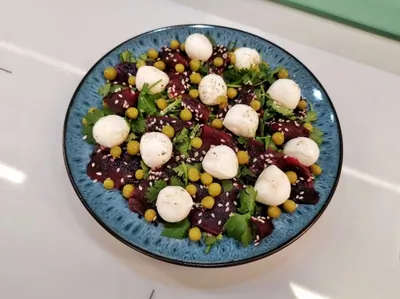 Салат из свеклы с моцареллой