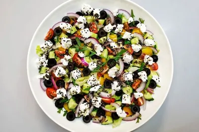 Греческий салат с руколой
