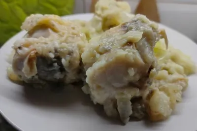 Минтай с луком на сковороде