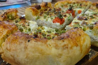 Пирог с мясной начинкой, яйцом и горошком