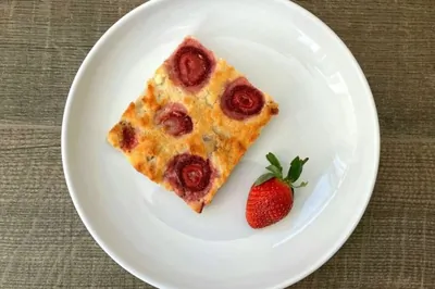 Творожно-овсяный манник с клубникой, бананом и изюмом