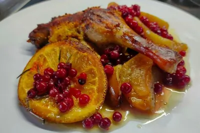 Утиные грудки и бедра, запеченные в соусе с апельсинами и яблоками