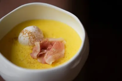 Полента с прошутто и яйцом пашот